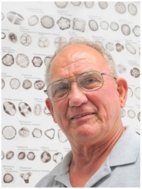 Vaughn Bryant, κορυφαίος μελλισοπαλυνολόγος, ειδικευμένος στον εντοπισμό γύρης στο μέλι, διευθυντής του Παλυνολογικού Ερευνητικού Εργαστηρίου του Πανεπιστημίου του Τέξας